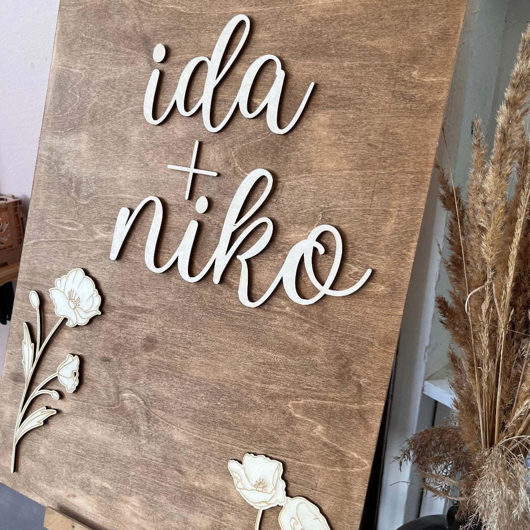 Hääkyltti hääparin nimillä, tervetuloa-kyltti häihin.