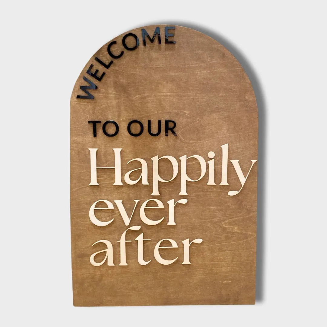 Tervetuloa-kyltti häihin Happily Ever After -tekstillä