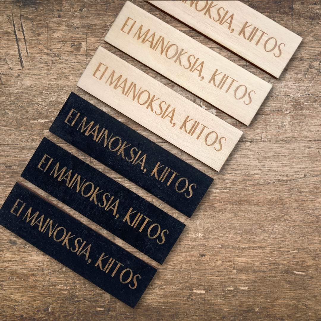 Puinen ei mainoksia, kiitos -kyltti postilaatikkoon tai oveen.