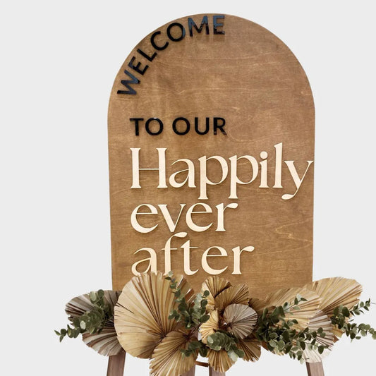 Tervetuloa-kyltti häihin Happily Ever After -tekstillä