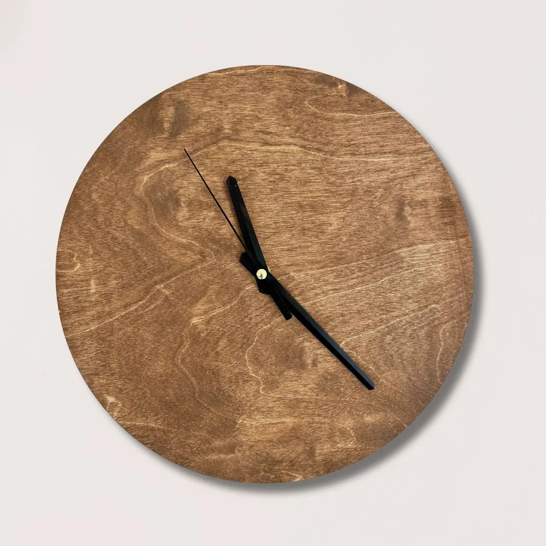 Minimalistinen puuseinäkello.