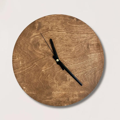 Minimalistinen puuseinäkello.