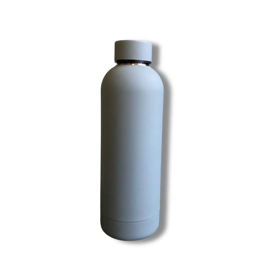 Thermos juomapullo nimikaiverruksella.