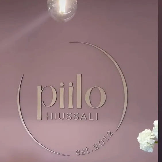 Puinen pyöreä logokyltti yritykselle
