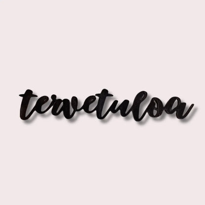 Puinen koivuvanerista valmistettu tervetuloa-kyltti oveen.