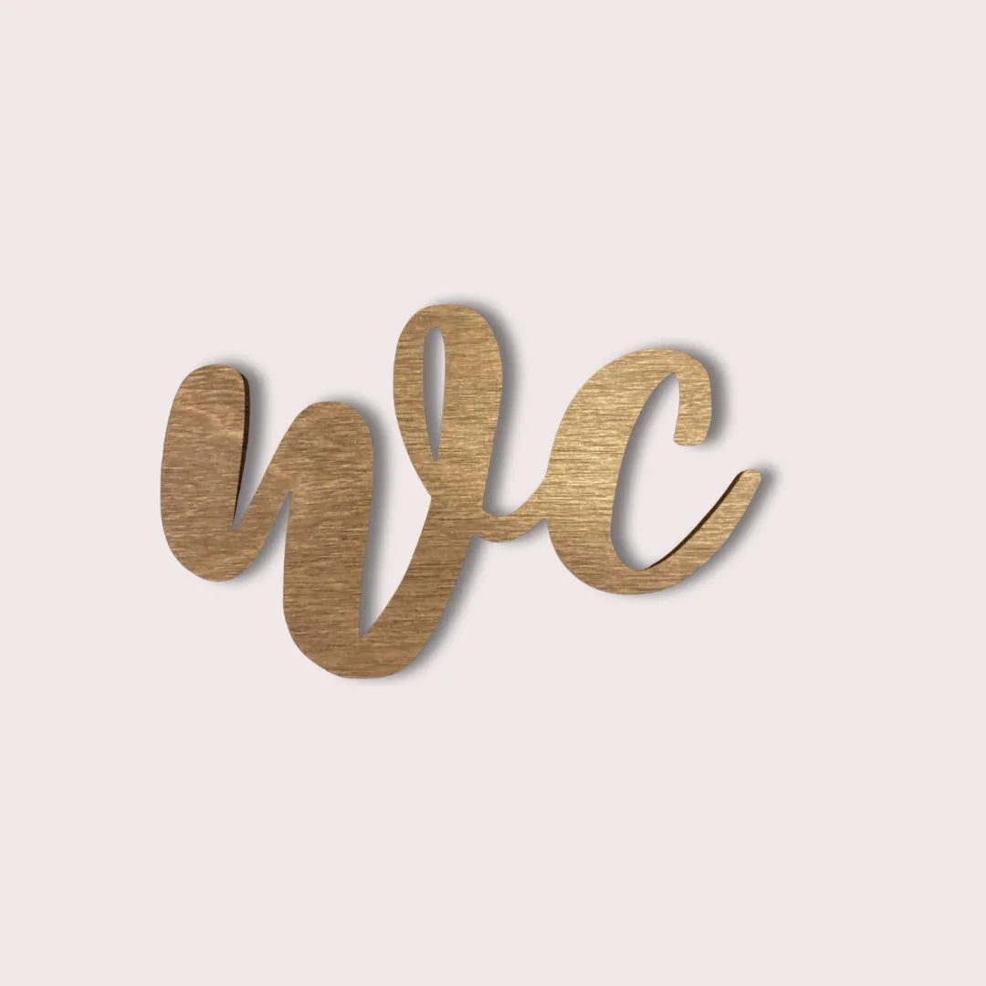 : Ruskea puinen WC-kyltti oveen