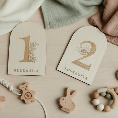 Puiset vauvan kuukausikortit kukkateemalla.